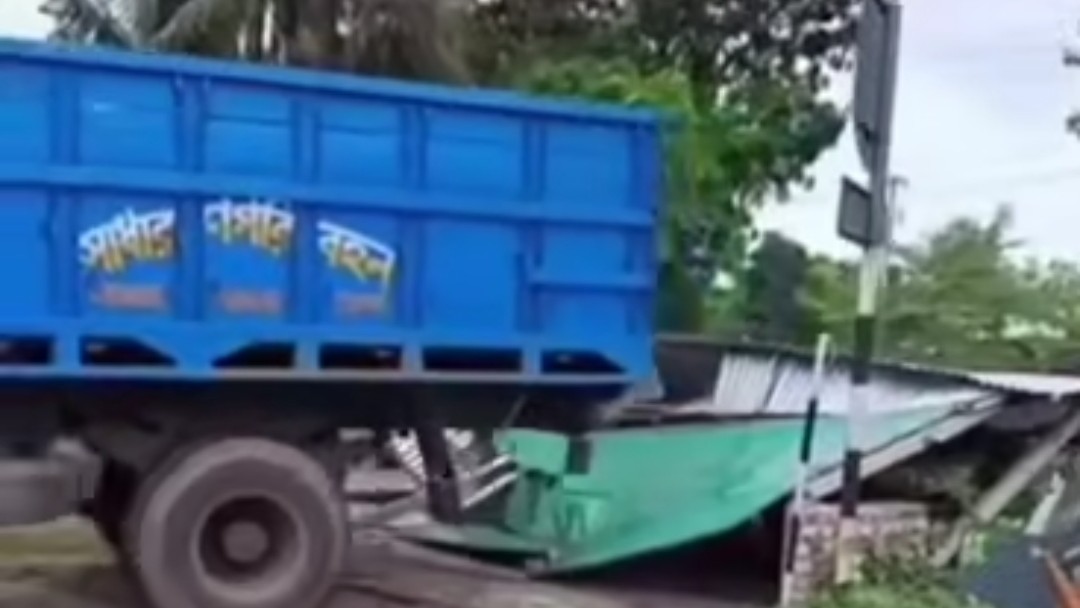মানিকগঞ্জের নয়াকান্দিতে সড়ক বিভাগের অস্থায়ী বেরিয়ার ও কার্যালয় ভাঙচুর